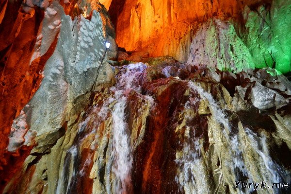 Водопад внутри пещеры Рамаяна