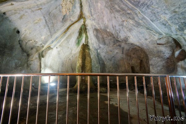 Фаллосоподобный сталагмит внутри пещеры Рамаяна