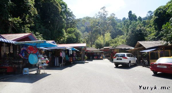 Парковки и магазины у водопада Дуриан