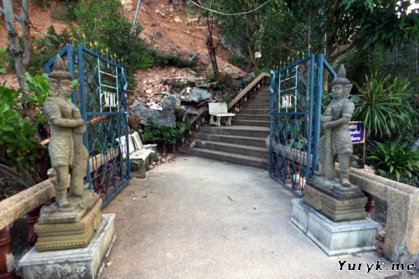 Ворота к пагоде Khao Hua Jook