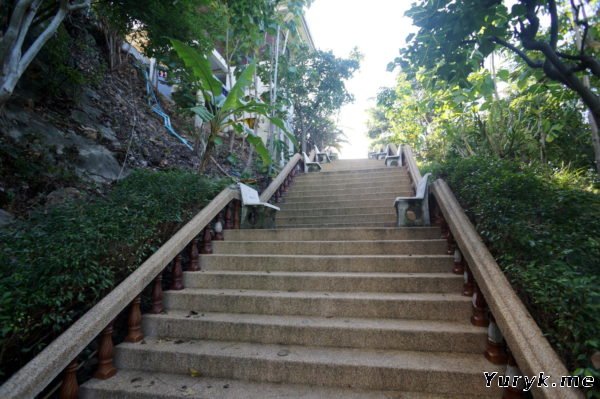 Лестница к пагоде Khao Hua Jook