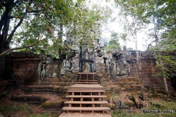 Ангкор Тхом: полуразрушенные ворота