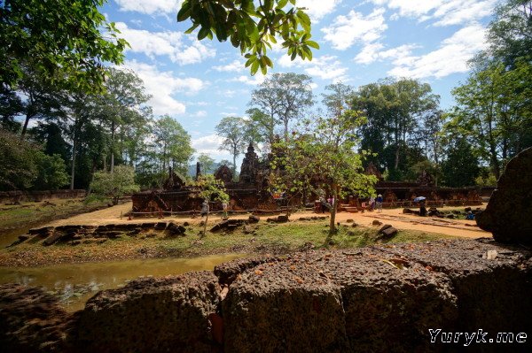 Banteay Srei (Бантеай Срей) - вид из-за западной стены