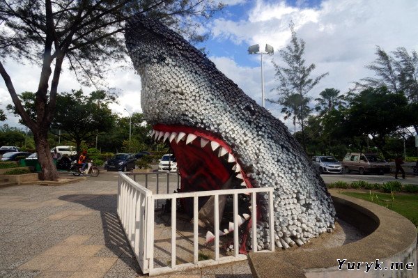 Акула из пластика в парке Ликаса